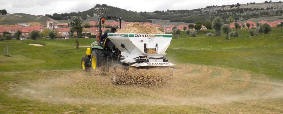 Equipamiento. Vallisoletana de Áreas verdes. Expertos en césped.